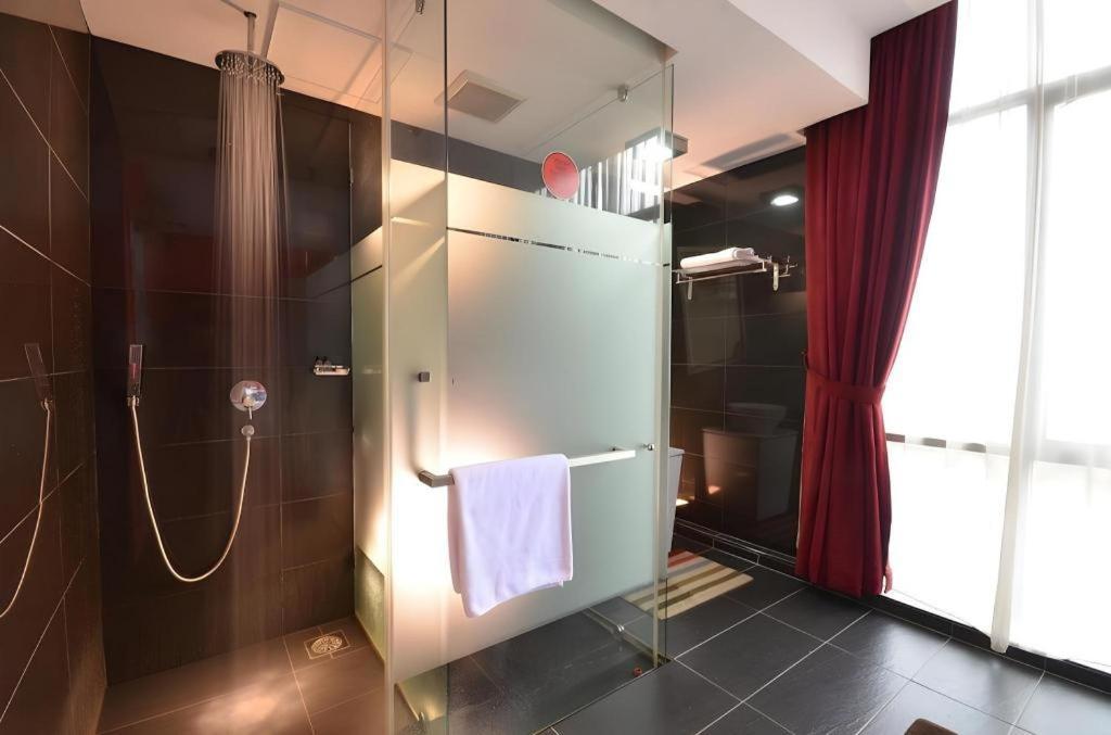 Zoom Inn Boutique Hotel - Danga Bay Johor Bahru Esterno foto
